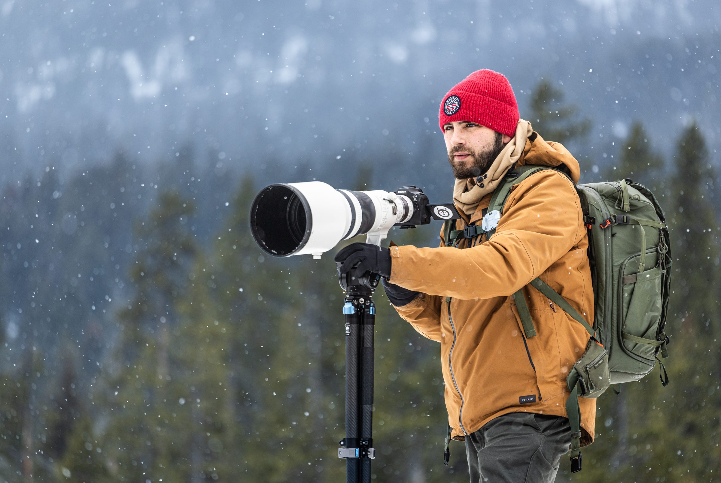 Greg fotografiando con teleobjetivo mientras nieva en Yellowstone